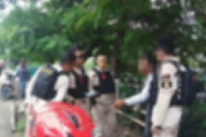 TPP saat membubarkan mata elang yang tengah memantau kendaraan di Jalan Daan Mogot, Jakarta Barat, Selasa (5/3/2019). 