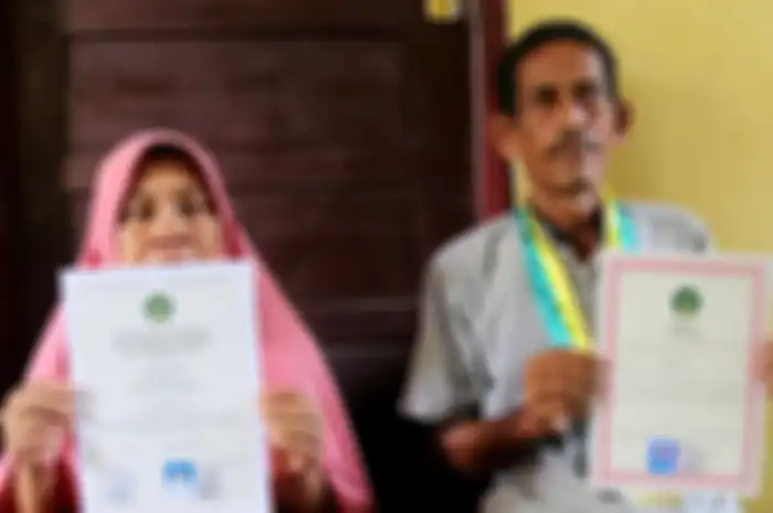 Nurbayaini (50) dan Bukhari (65), orang tua almarhumah Rina Muharami mahasiswi UIN yang diwakili ayahnya saat mengikuti Wisuda di gedung Auditorium Ali Hasyimi, UIN Ar?Raniry Banda Aceh, Rabu (27/02/2018).