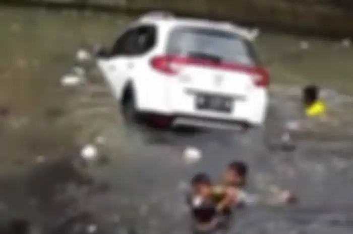 Penumpang mobil nyaris tenggelam di sungai usai senggolan dengan motor.