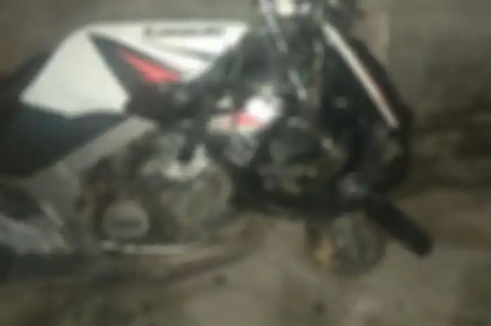 Kawasaki Ninja 150 rusak parah usai tabrak mobil di Sukoharjo.