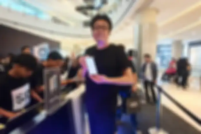 Pembeli pertama Samsung S10 menunjukkan Samsung Galaxy S10+ yang dibeli saat Consumer Launch di Central Park