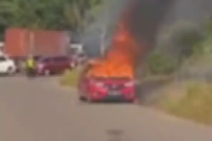Honda Jazz mendadak terbakar hebat di Batam.
