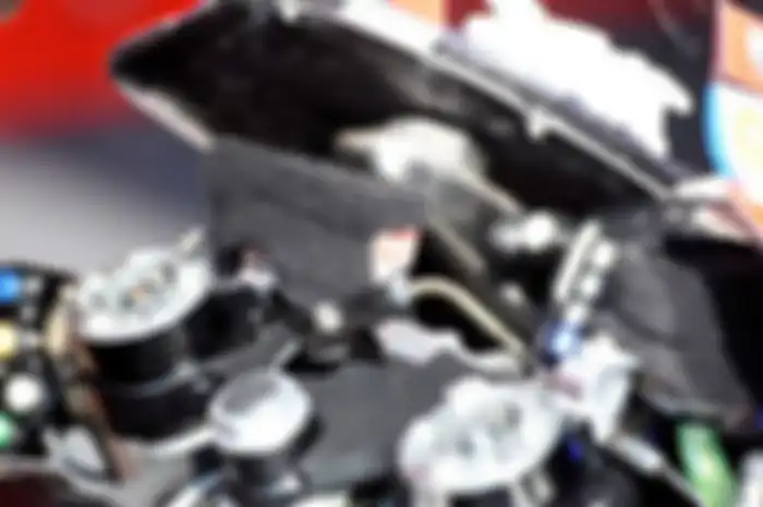 Tuas perangkat yang disebut holeshot device di motor Ducati