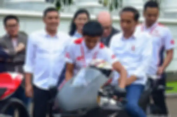 Mario Suryo Aji memperlihatkan teknologi RC213-VS kepada Presiden Jokowi