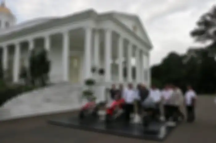 Presiden Joko Widodo bersama Menteri Pemuda dan Olahraga Imam Nahrawi dan Chief Executive Officer (CEO) Dorna, Indonesia Tourism Development Corporation (ITDC) serta AHM, Presiden Jokowi langsung melihat motor spek balap yang di bawa AHM ke Istana Bogor