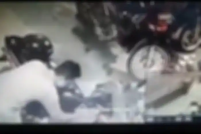 Aksi maling mencuri satu unit Honda Vario terekam CCTV di Masjid Al Abror Kp Rawa Bambu RW 16, Harapan Jaya, Bekasi Utara.