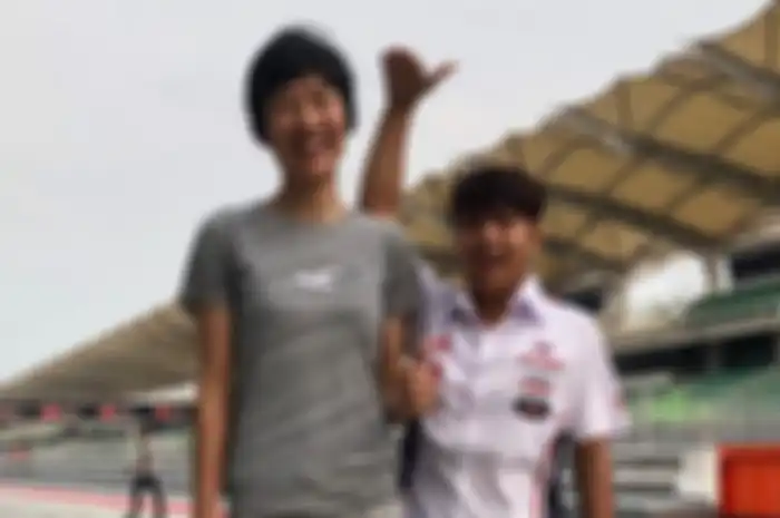 Dua pembalap wanita Liu Junmei (kiri) dan Muklada Sarapuech (kanan) turun di kelas AP250 ARRC 2019
