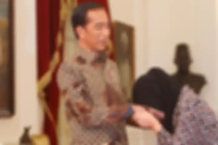 BEBAS DAKWAAN - Presiden Joko Widodo disalami Siti Aisyah (kanan) WNI yang terbebas dari dakwaan pembunuhan Kim Jong Nam di Malaysia, saat pertemuan di Istana Merdeka, Jakarta, Selasa (12/3/2019). Pembebasan Siti Aisyah sebagai upaya pemerintah melindungi warga negaranya. (Warta Kota/Henry Lopulala