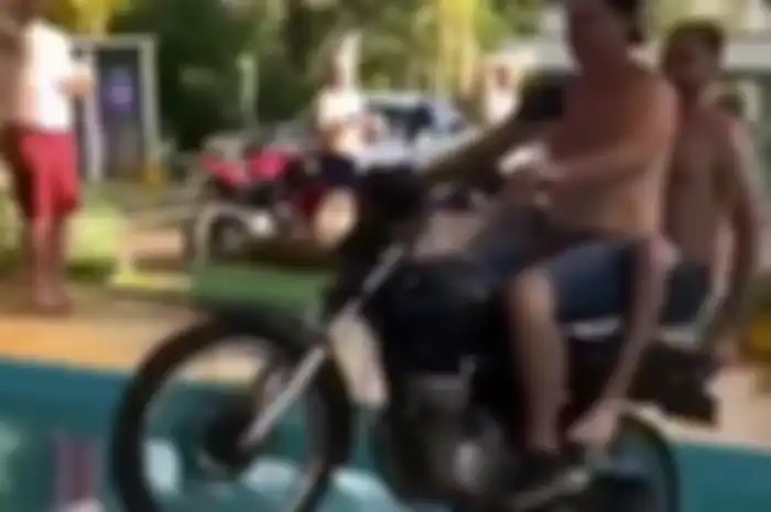 Begini kelakuan dua orang bule yang nekat menceburkan diri bersama motornya