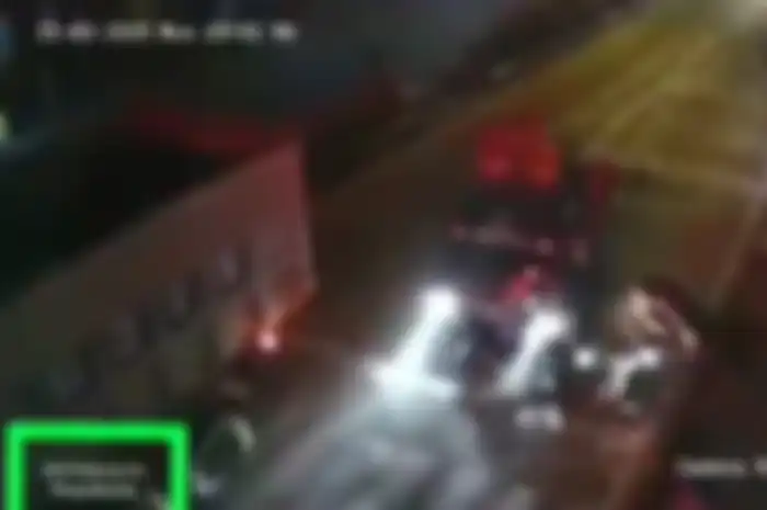 Sopir truk mengantuk tabrak mobil dan motor