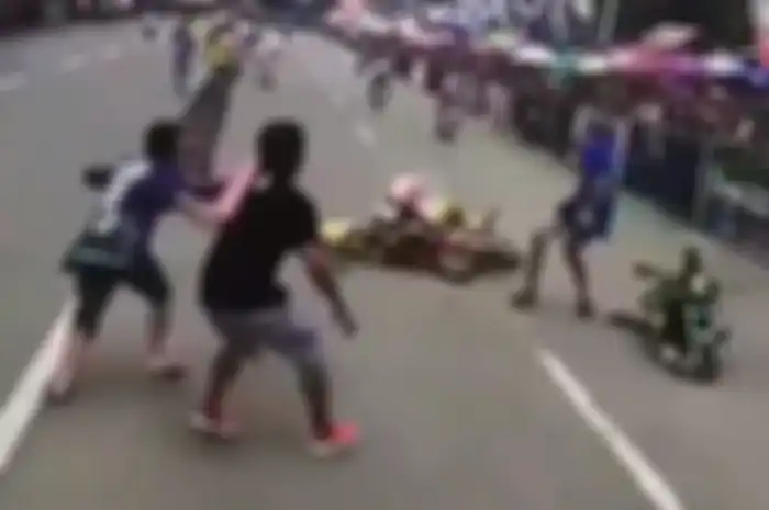 Para pembalap MiniGP terjatuh di lintasan