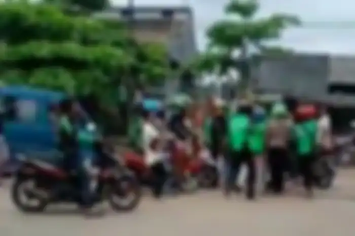 Ojek online VS ojek pangkalan di Stasiun Cikampek