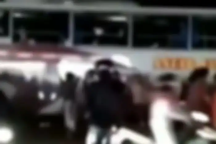 Massa membakar bus yang menabrak pemotor sampai kritis di Sleman.