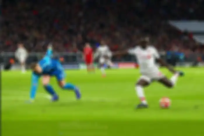 Aksi epik Sadio Mane (kanan) mengecoh Manuel Neuer dalam partai Liga Champions Bayern Muenchen kontra Liverpool, 13 Maret 2019.