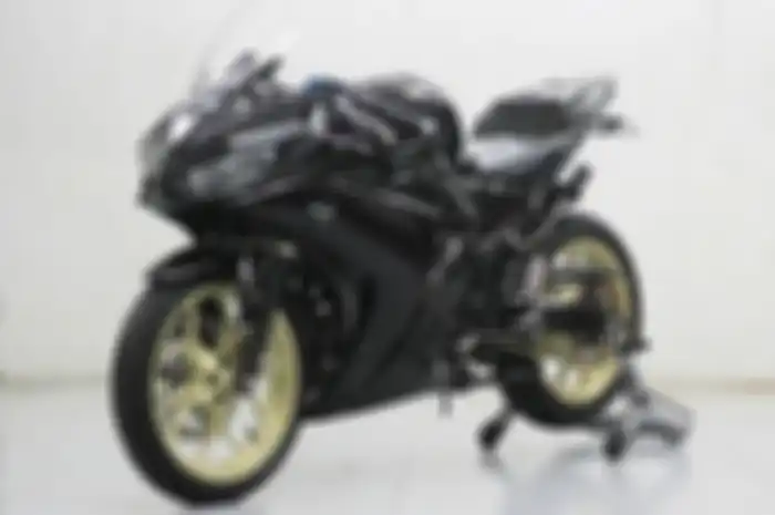Yamaha R25 yang diberi polishing dan coating. Ternyata coating bisa melindungi cat body motor yang terendam banjir