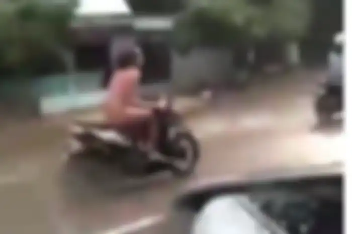 Pria tanpa busana naik motor curian