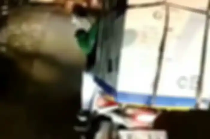 Driver ojek online wanita mengantar barang yang besar