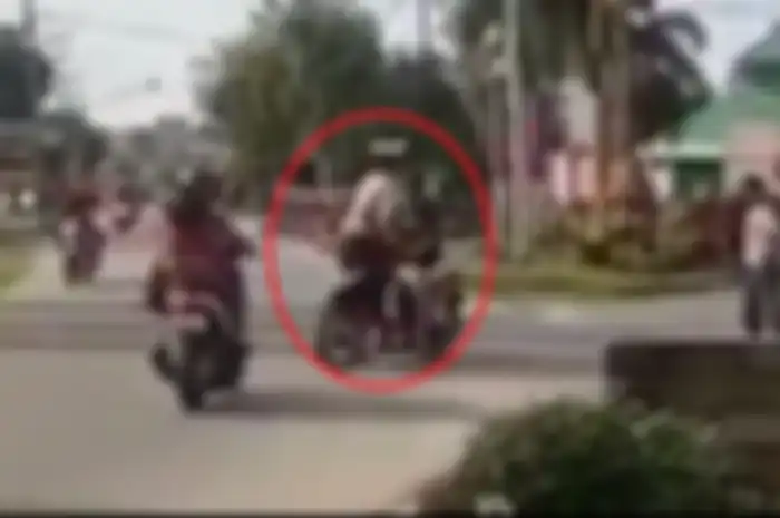 Seorang anggota polisi ditabrak pemotor yang ogah ditilang