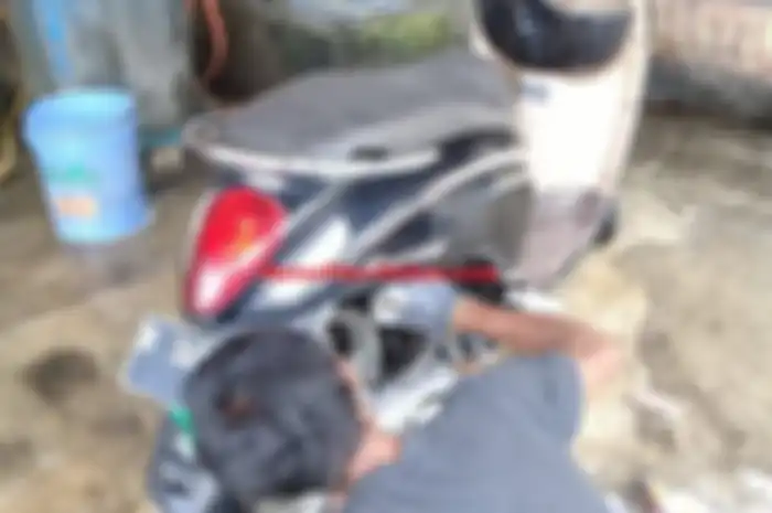 Tanpa sikat dan kuas, motor bersih dengan bambu geprek.