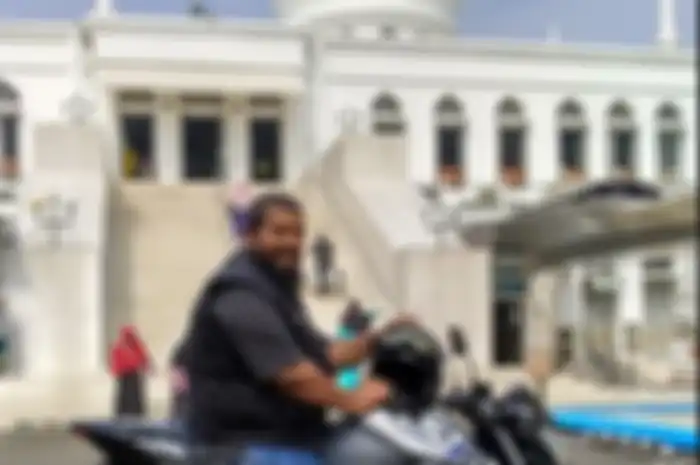 Ustadz   Subhan   Bawazier   menghabiskan   separuh waktunya   di   atas   motor