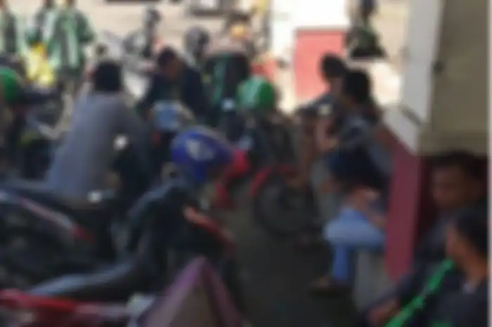 Para pengemudi Grab saat berkumpul di depan Toserba Kota Lubuklinggau, Selasa (19/3/2019) sore.