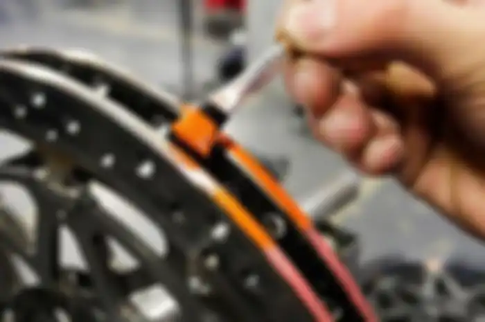 Ini Loh Cara Unik Mekanik Balap Mengecek Suhu Cakram Rem Motor WSBK