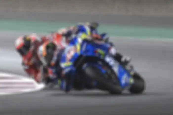 Ada berapa motor di foto duel MotoGP Qatar ini? 4 atau lima, ada Alex Rins, Andrea Dovizioso, Marc Marquez dan Joan Mir serta Cal Cruthclow