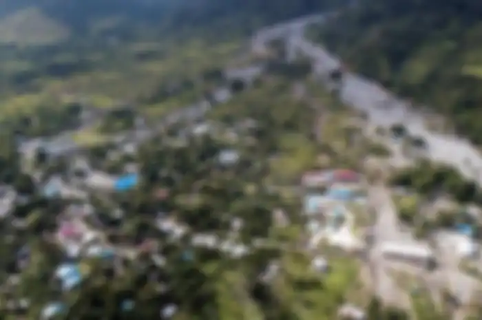 Kondisi lereng Gunung Cycloop terpantau dari Jalan Sosial, Sentani, Papua, Kamis (21/3/2019). Kondisi kaki gunung banyak beralif fungsi dari cagar alam menjadi kebun dan perumahan. Kawasan hutan seluas 31.479,9 hektar itu merupakan pengendali pasokan air bagi warga Jayapura, Papua. KOMPAS/HENDRA A 