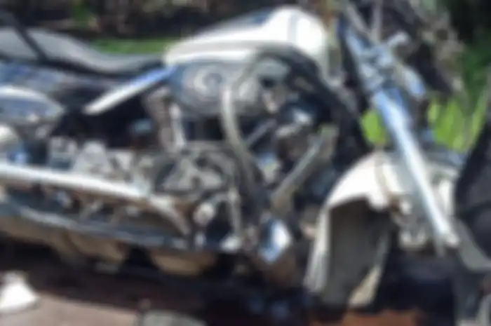 Harley-Davidson yang terlibat kecelakaan dengan petani yang sedang menjemur padi