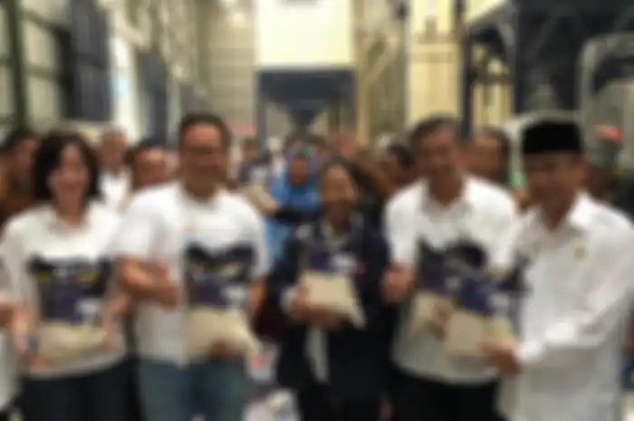 Menteri BUMN Rini M. Soemarno (tengah) usai penandatanganan nota kesepahaman dengan Kementerian Riset, Teknologi dan Pendidikan Tinggi di Universitas Siliwangi Tasikmalaya, Jawa Barat, Rabu (20/3/2019).