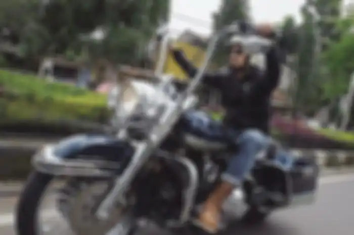 Tora Sudiro di atas Harley-Davidson