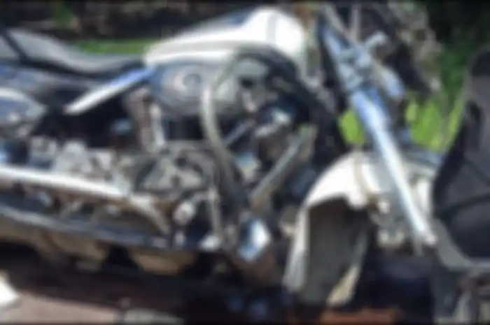 Harley-Davidson hancur usai menabrak seorang petani di Kebumen, Jateng.