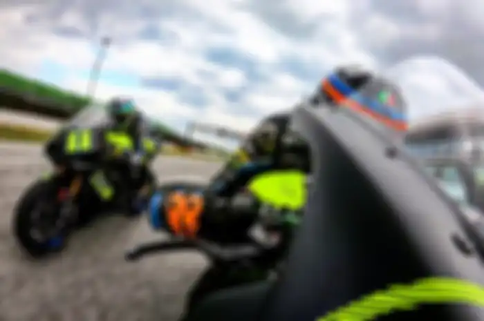 Murid Valentino Rossi, Nicolo Bulega (kiri) dan Luca Marini (kanan) latihan bareng naik motor supersport 600 cc, Yamaha R1