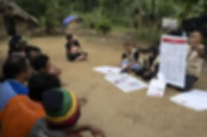 Relawan Demokrasi Komisi Pemilihan Umum (KPU) Kabupaten Gorontalo melakukan sosialisasi pemilu serentak kepada warga suku terasing Polahi di perbukitan Kecamatan Boliyohuto, Kabupaten Gorontalo, Gorontalo, Kamis (21/3/2019). Kegiatan tersebut diharapkan dapat mengajak warga suku Polahi untuk menggun