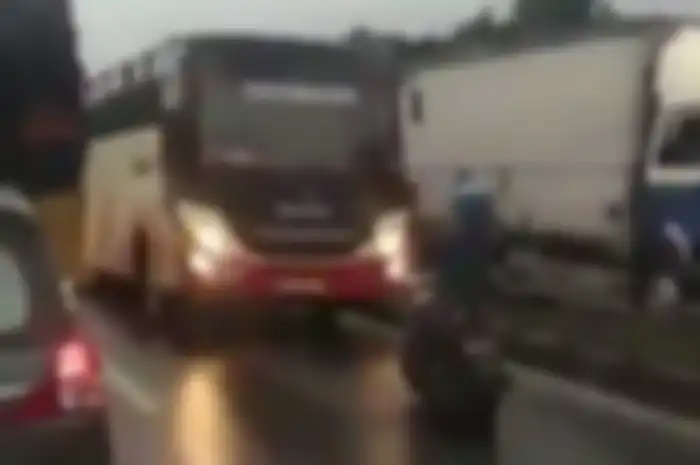 Bus ngeblong dihadang pemotor