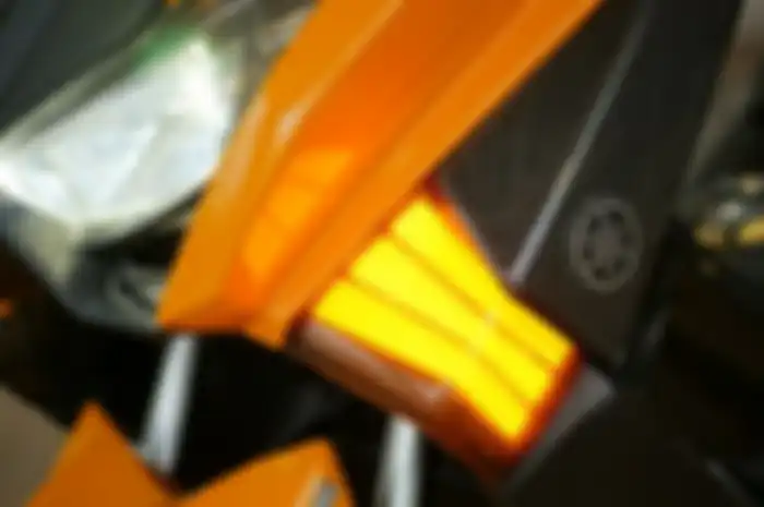 Tampilan lampu depan dimaksimalkan dengan sein LED yang keren