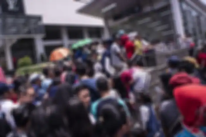 Warga mengantri untuk menaiki kereta MRT di pintu masuk Stasiun MRT Bundaran HI, Jakarta, Minggu (24/3/2019). Moda Raya Terpadu (MRT) Jakarta Fase 1 dengan rute Bundaran HI - Lebak Bulus resmi beroperasi sejak diresmikan oleh Presiden Jokowi, Minggu hari ini.