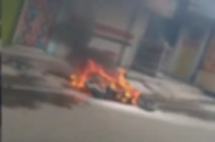 Sebuah motor matic terbakar di Depok, Jawa Barat. ada beberapa hal yang bisa menyebabkan motor terbakar