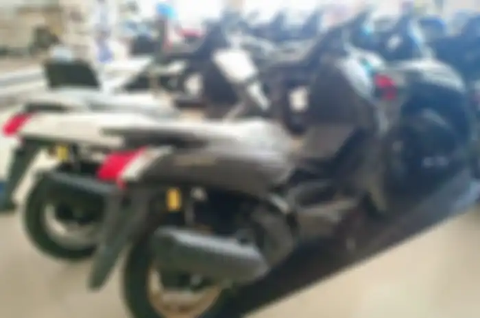Yamaha NMAX di dealer Yamaha Victory di Pinang Tangerang. Yang dipajang hanya 2, stoknya banyak di gudang