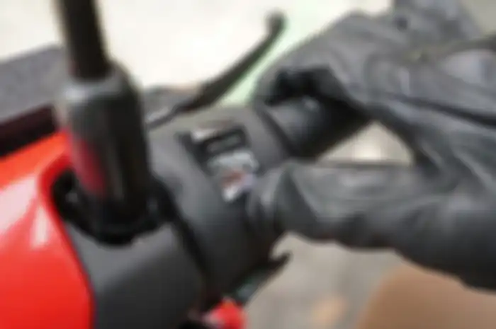 Aktivasi fitur Idling Stop System, via tombol di kanan setang Honda Vario 125