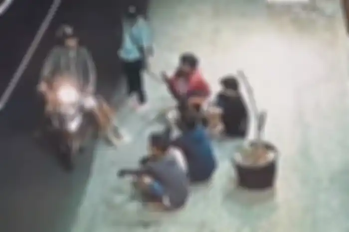 3 orang pelaku pemalakan di jembatan besi 8 bawa samurai. 
