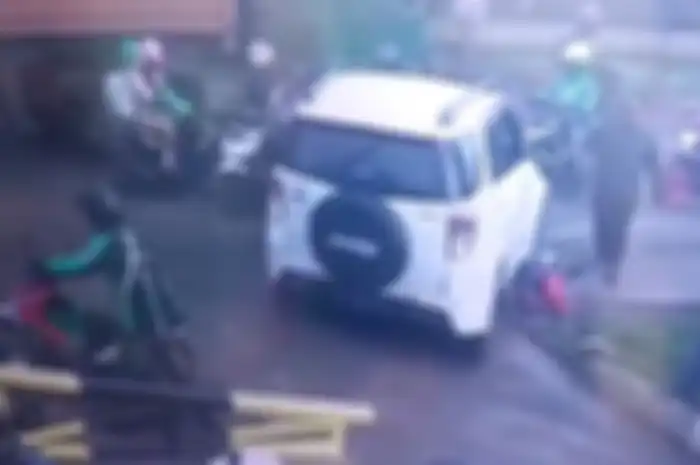Driver ojol ditabrak mobil di Legok, motor sampai tersangkut di kolong.