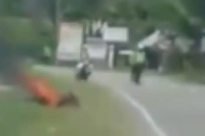 Seorang pemotor membakar motornya karena ogah ditilang