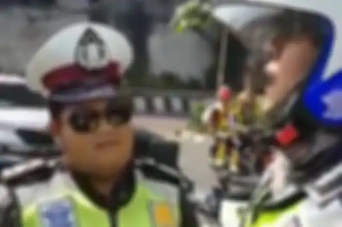 Polisi gadungan (kiri) saat diamankan di JLNT Casablanca, Jaksel beberapa waktu lalu.