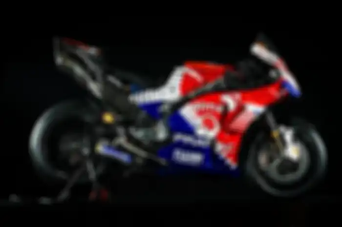 Livery motor Ducati tim Pramac Racing tampak jelas logo Alma di fairing sisi kanan dan kiri 