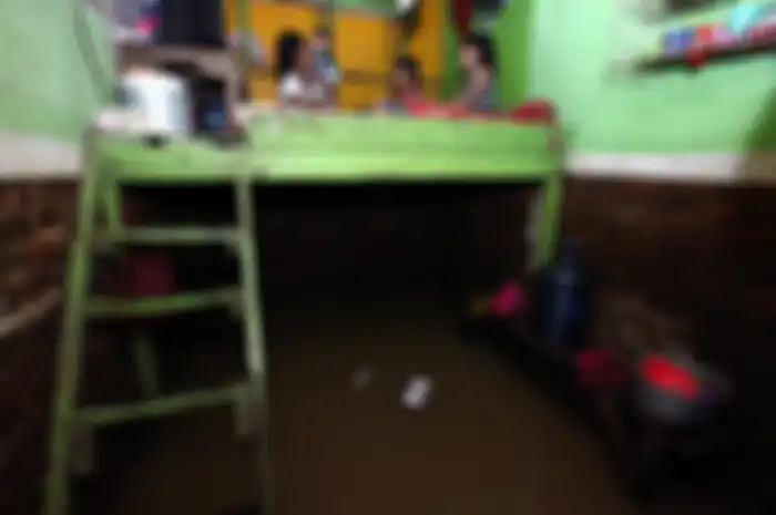 Dewi Komalasari (25) bersama bayi dan dua anaknya bermain di atas panggung di kamarnya yang terendam banjir di Kampung Jambatan, Kelurahan Andir, Kecamatan Baleendah, Kabupaten Bandung, Rabu (27/3/2019). Pemukiman warga di Kelurahan Andir ini sudah dua bulan terendam banjir, hingga memaksa sebagian 