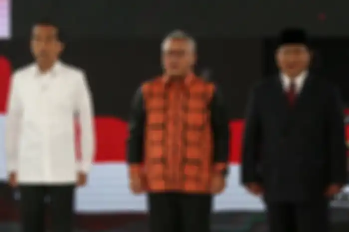 Calon presiden nomor urut 01 Joko Widodo (kiri), Ketua KPU Arief Budiman (tengah) dan Calon presiden no urut 02 Prabowo Subianto memaparkan pada Debat Keempat Calon Presiden Pemilu 2019 di Jakarta, Minggu (30/3/2019). Debat malam ini menggambil tema ideologi, pemerintahan, pertahanan dan keamanan, 