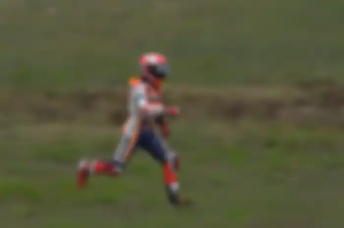 Marc Marquez berlari menuju paddock untuk ganti motor di FP4 MotoGP Argentina 2019.