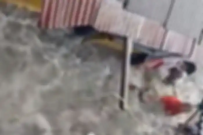 Banjir besar hantam daerah Jati Padang, Jaksel, motor warga terseret.