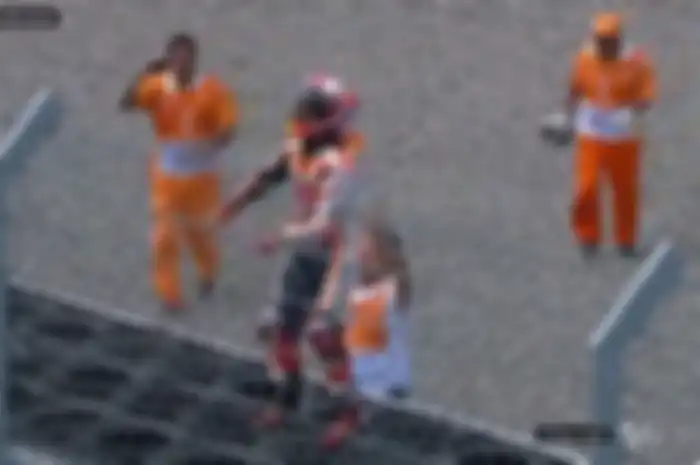 Marc Marquez joget tik-tok di depan pendukungnya usai MotoGP Argentina.